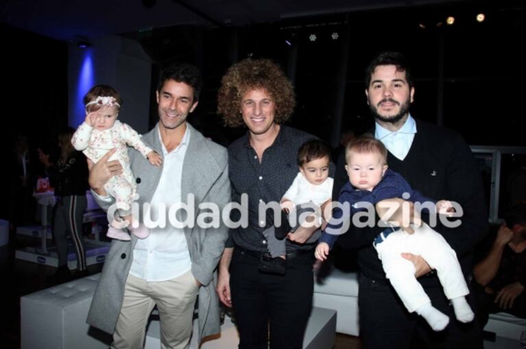 ¡Mimos y juegos! Cumbre de papis famosos junto a sus hijos en la noche porteña