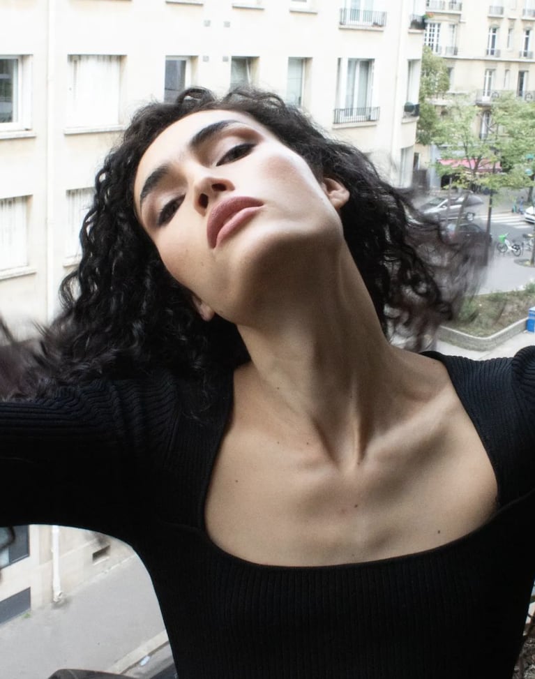 Mina es española, pero vivió en París.