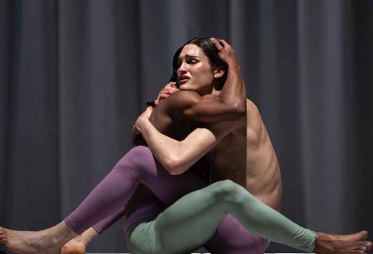 Mina estudió artes dramáticas.