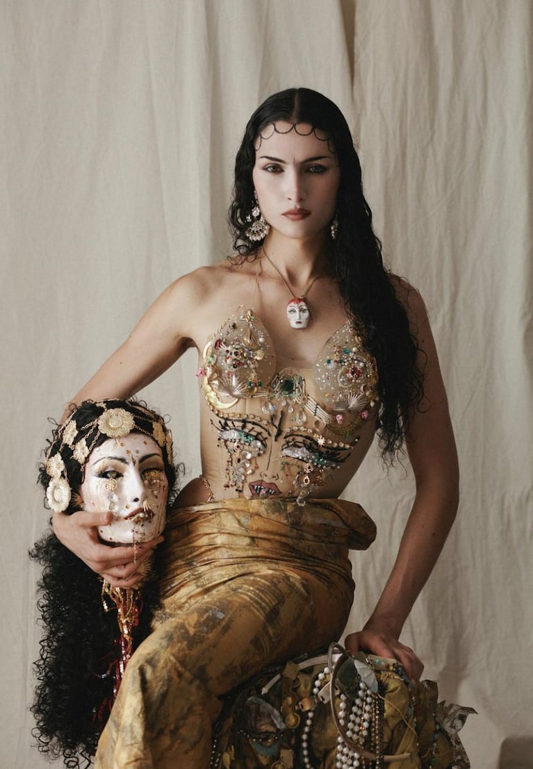 Mina modeló para marcas de lujo.