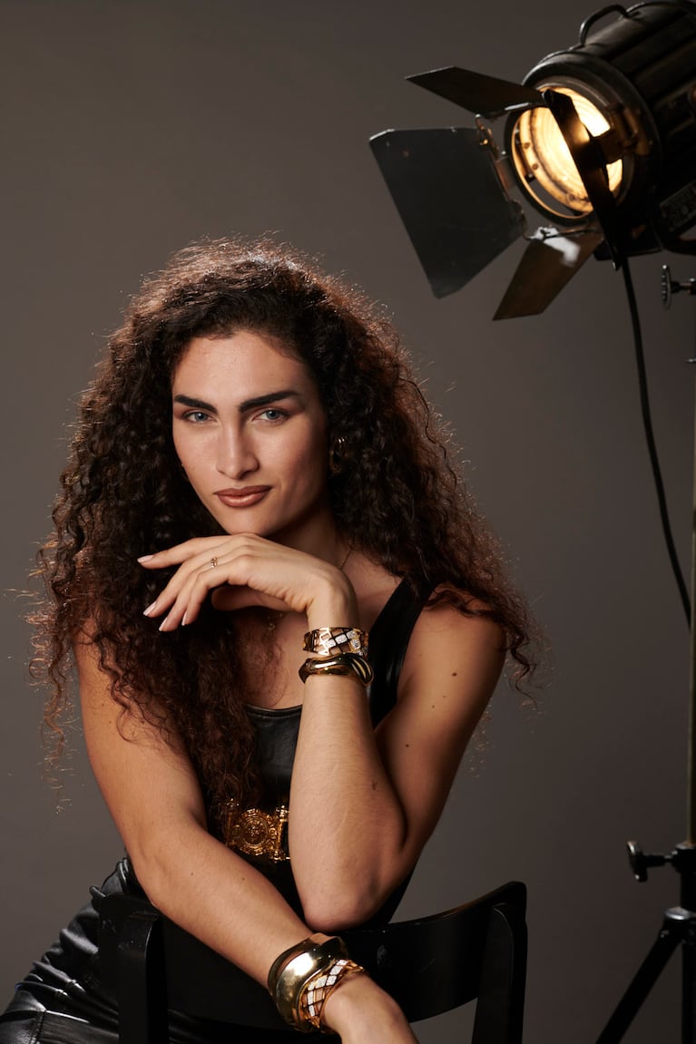 Mina Serrano como Cris Miró