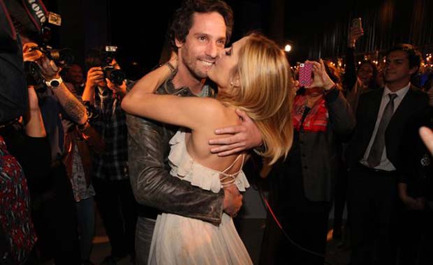 Mine Swett y Gonzalo Valenzuela, beso ficcionado para la serie Socias. (Foto: Glamorama.cl)
