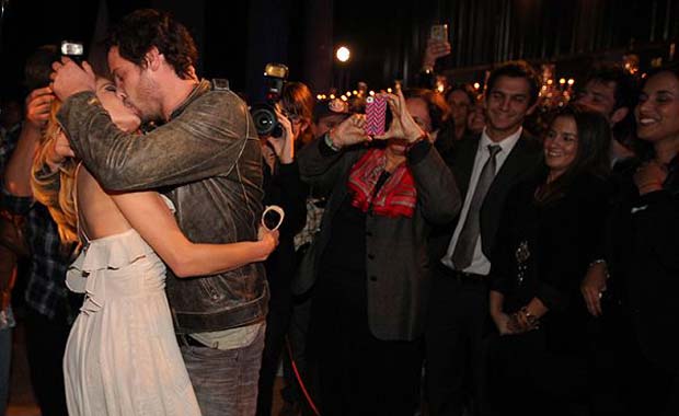 Mine Swett y Gonzalo Valenzuela, beso ficcionado para la serie Socias. (Foto: Glamorama.cl)