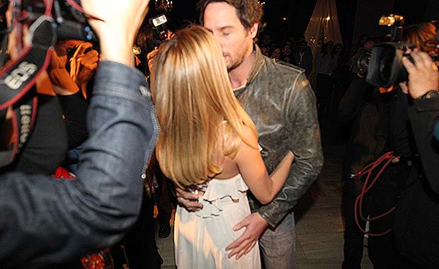 Mine Swett y Gonzalo Valenzuela, beso ficcionado para la serie Socias. (Foto: Glamorama.cl)