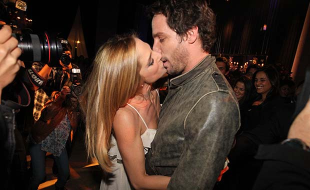 Mine Swett y Gonzalo Valenzuela, beso ficcionado para la serie Socias. (Foto: Glamorama.cl)