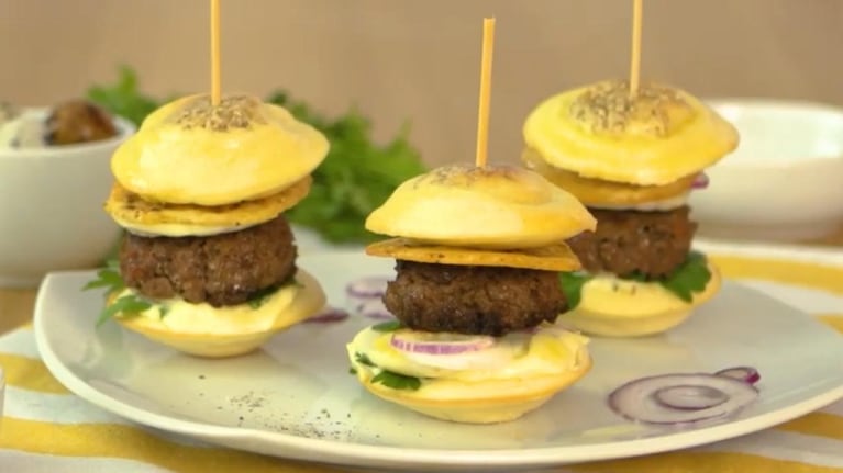 Mini burgers: una receta divertida para hacer con los chicos