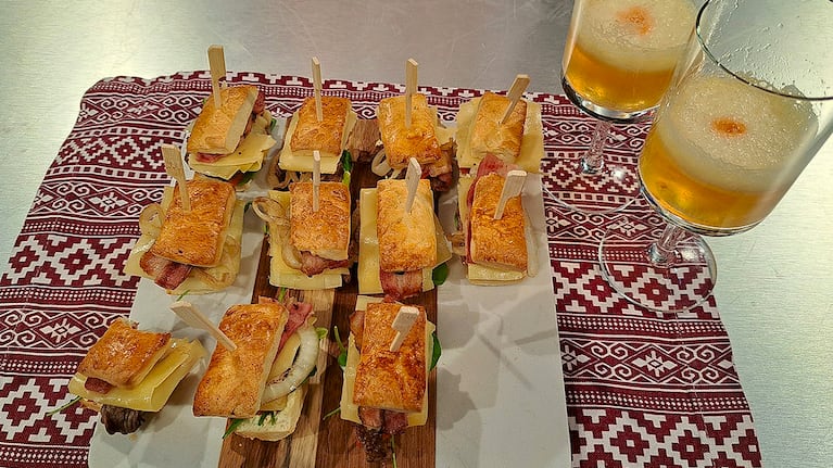 Mini sándwiches de cuadril con salsa de mayonesa y chimichurri. Foto: Cucinare TV