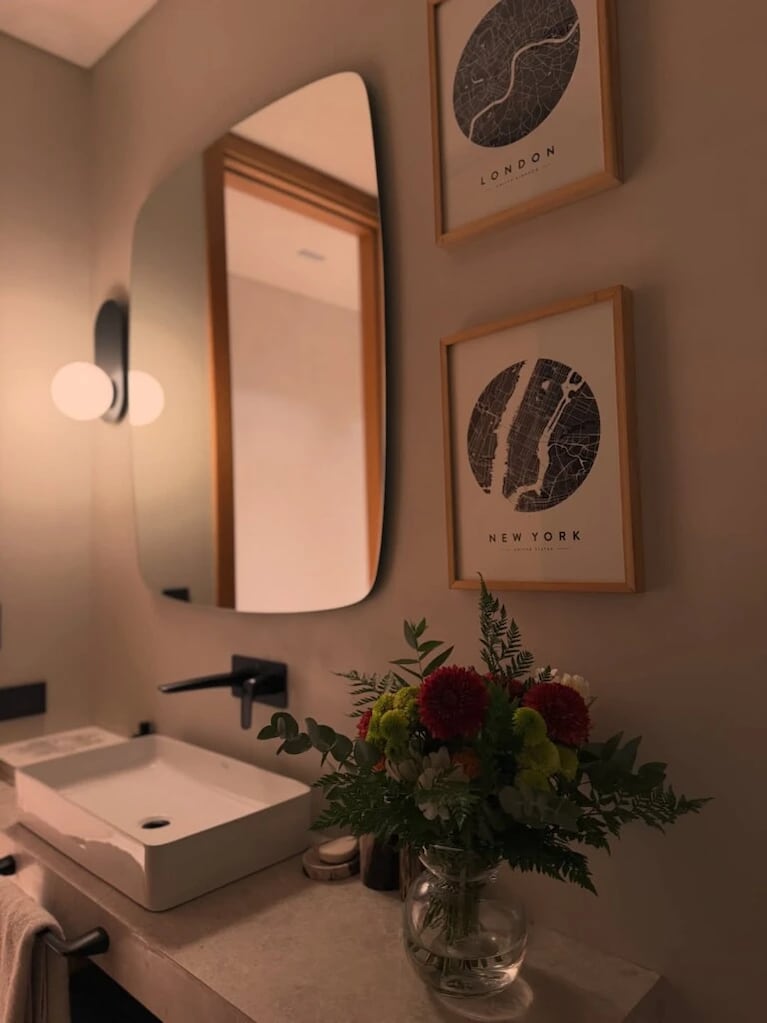 Minimalismo cálido en el baño de visita .  Crédito Instagram