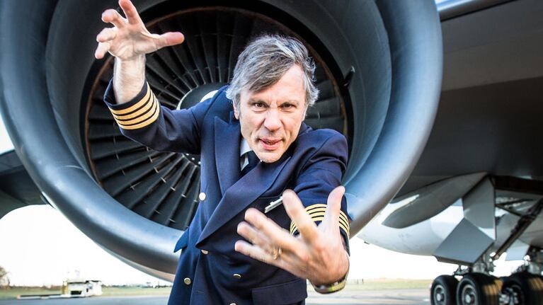 Mirá cómo Bruce Dickinson de Iron Maiden maneja sus negocios