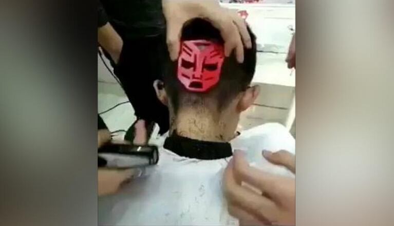 Mirá el insólito corte de pelo que se hizo viral en Facebook