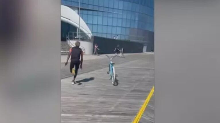 Mira estos increíbles trucos en bicicleta de este chico, hasta camina por las paredes