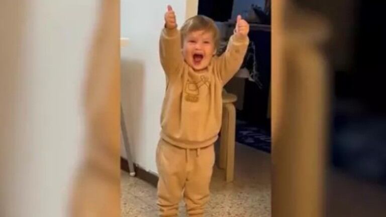 Mira la celebración de un gol de este niño tras aprender a hacer el pulgar hacia arriba