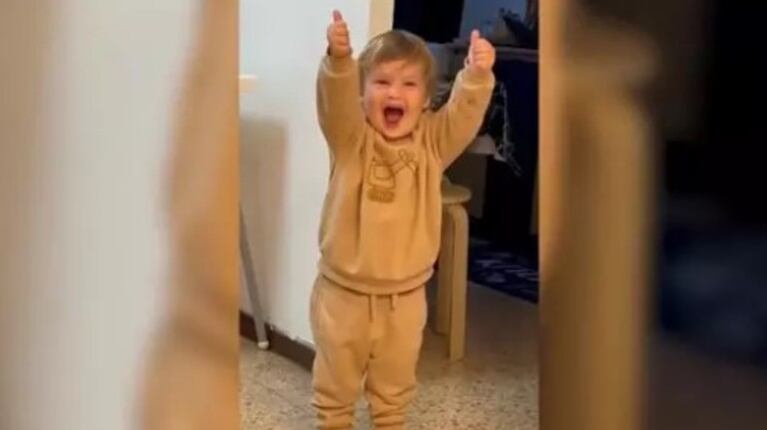 Mira la celebración de un gol de este niño tras aprender a hacer el pulgar hacia arriba