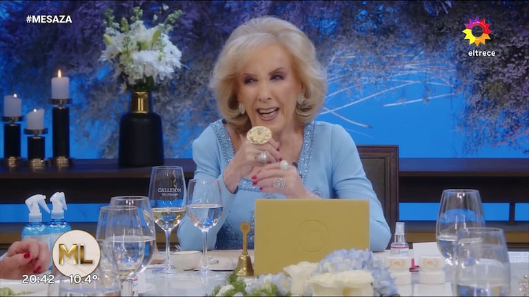 Mirtha Legrand con el anillo que le regaló Marta González.