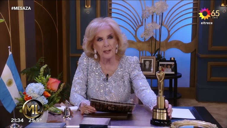 Mirtha Legrand con su Martín Fierro a la Leyenda de la Televisión Mundial en su programa (Foto: captura de La Noche de Mirtha).