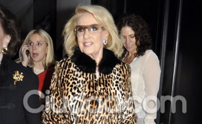 Mirtha Legrand con tapado y lentes. (Foto: Jennifer Rubio-Ciudad.com)