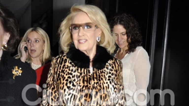 Mirtha Legrand con tapado y lentes. (Foto: Jennifer Rubio-Ciudad.com)