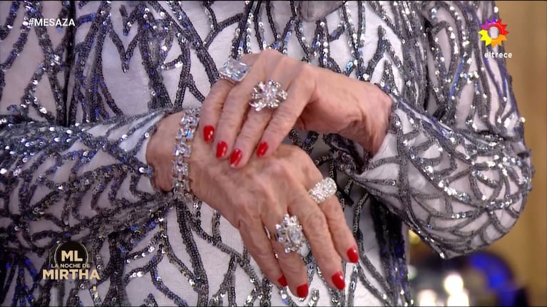 Mirtha Legrand deslumbró en su programa con un vestido bordado en plata: “Es una alhaja”