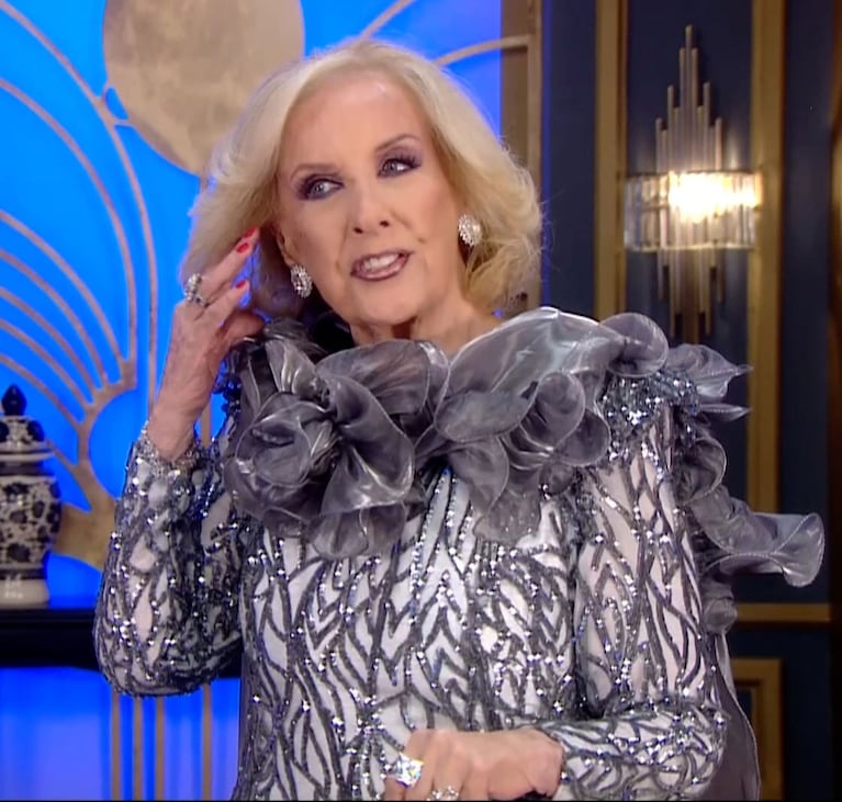 Mirtha Legrand deslumbró en su programa con un vestido bordado en plata: “Es una alhaja”
