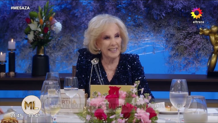 Mirtha Legrand en su mesaza (Foto: captura de eltrece).
