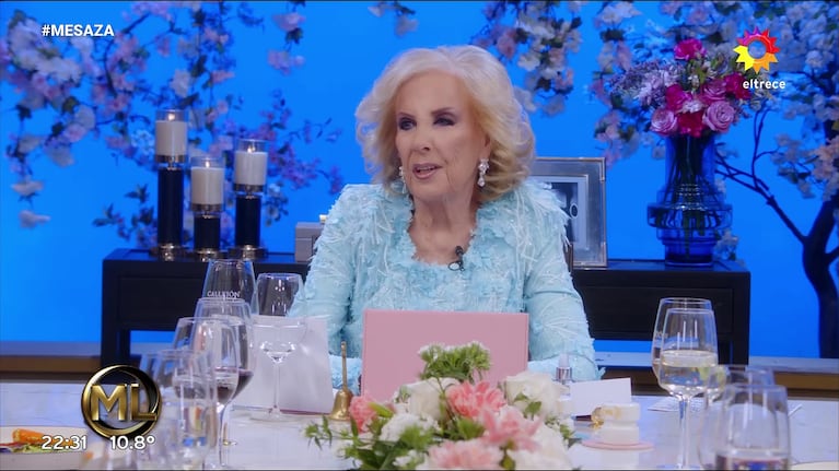 Mirtha Legrand en su mesaza (Foto: captura de eltrece).