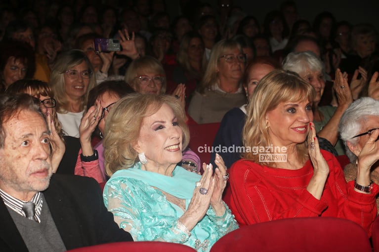 Mirtha Legrand fue al teatro Regina a ver El Mito, la obra de José María Muscari. (Foto: Movilpress)