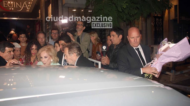 Mirtha Legrand fue al teatro Regina a ver El Mito, la obra de José María Muscari,y su nuevo chofer le llevó las flores. (Foto: Mirtha Legrand fue al teatro Regina a ver El Mito, la obra de José María Muscari. (Foto: Movilpress)