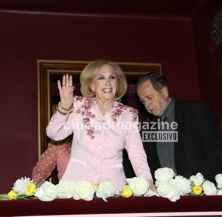 Mirtha Legrand saludó desde su palco. Atrás, el inseparable Héctor Vidal Rivas (Foto: Movilpress)