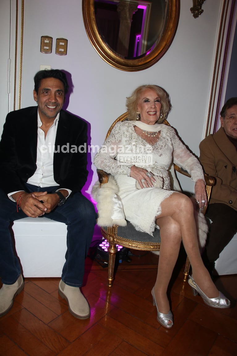 Mirtha Legrand y Coco Fernández en el festejo de Claudio Cosano por los 30 años de su atelier (Foto: Movilpress). 