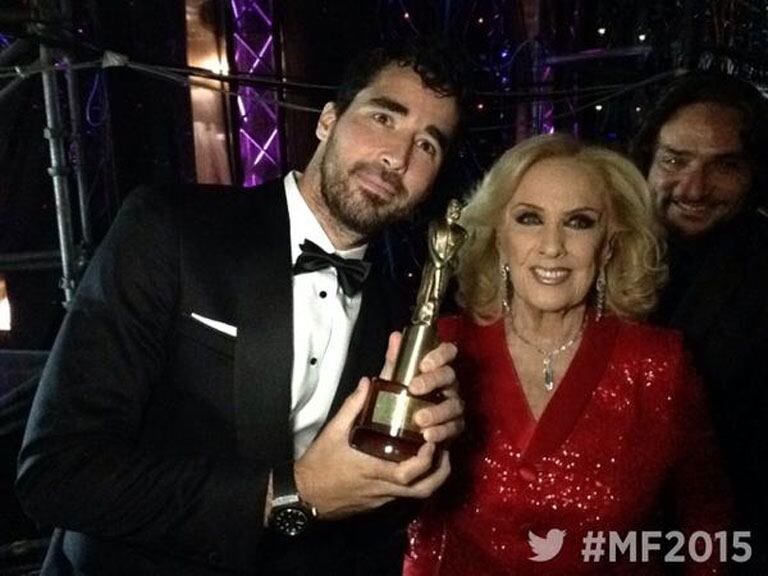 Mirtha Legrand y Nacho Viale también posaron para el Twitter Mirror  (Fotos: @eltreceoficial). 
