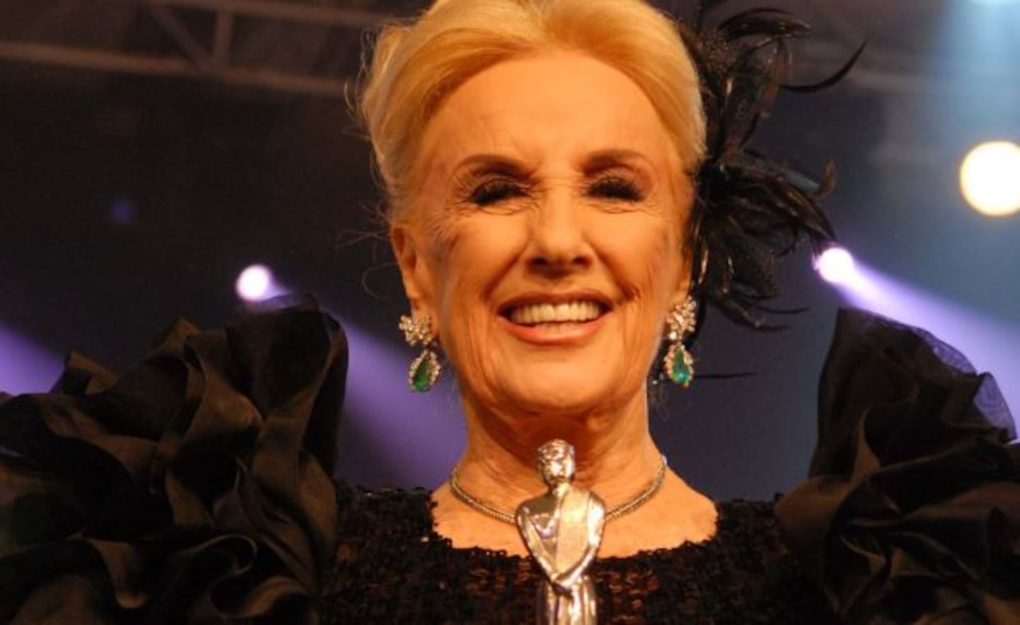 Mirtha Legrand y su Martín Fierro de Platino. (Foto: Web)