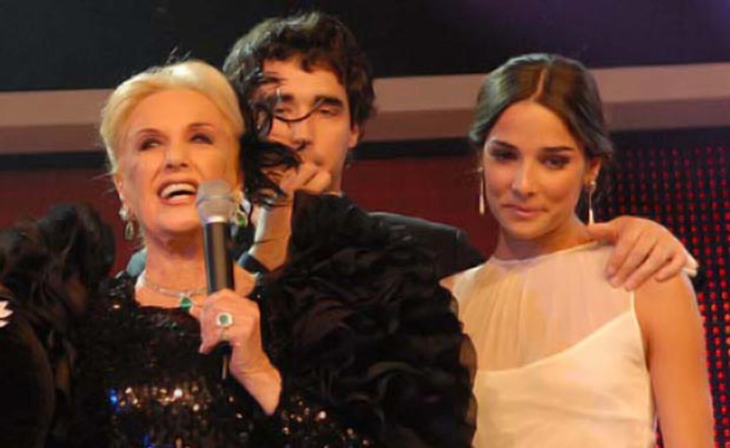 Mirtha Legrand y su nieta, Juana Viale en la entrega del Martín Fierro. (Foto: Web)