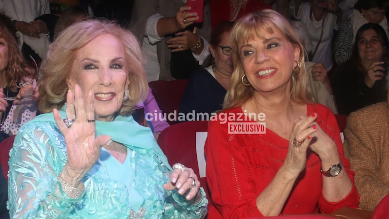 Mirtha Legrand y Teté Coustarot fueron al teatro Regina a ver El Mito, la obra de José María Muscari. (Foto: Ciudad)