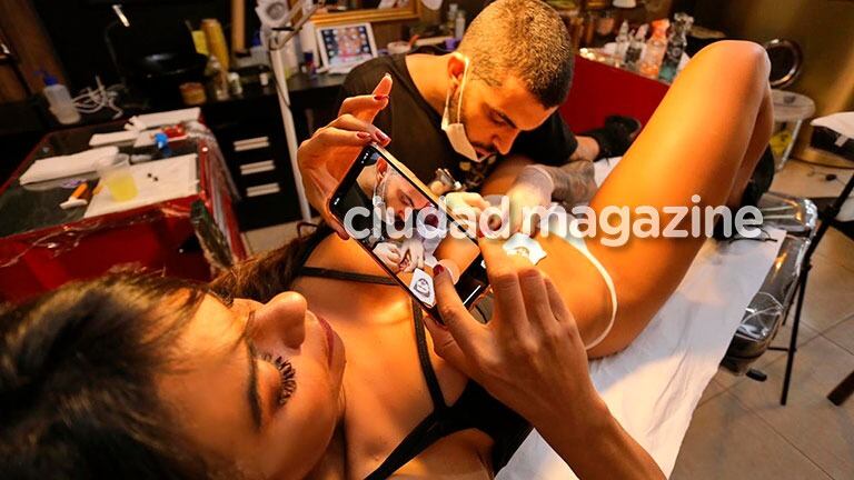 Miss Bumbum se hizo un increíble mini tattoo con la cara de Lionel Messi: fotos exclusivas 