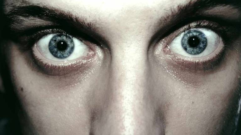 Misterio develado: ¿es posible dormir con los ojos abiertos?