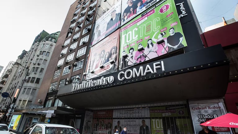 Misterio en el Teatro Multitabaris: una puerta explotó sola y el video se volvió viral. Crédito: X
