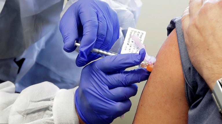 Moderna comienza a probar su vacuna contra la covid-19 en adolescentes. Foto: AP.