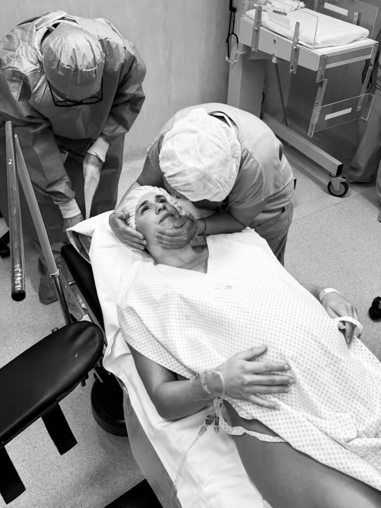 Momento del parto en blanco y negro, con el equipo médico asistiendo a Julieta Puente en la camilla del quirófano. Fuente: Instagram @julieta_puente.