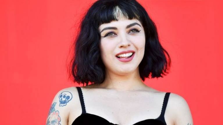 Mon Laferte explora su embarazo a través de la música con Algo es mejor