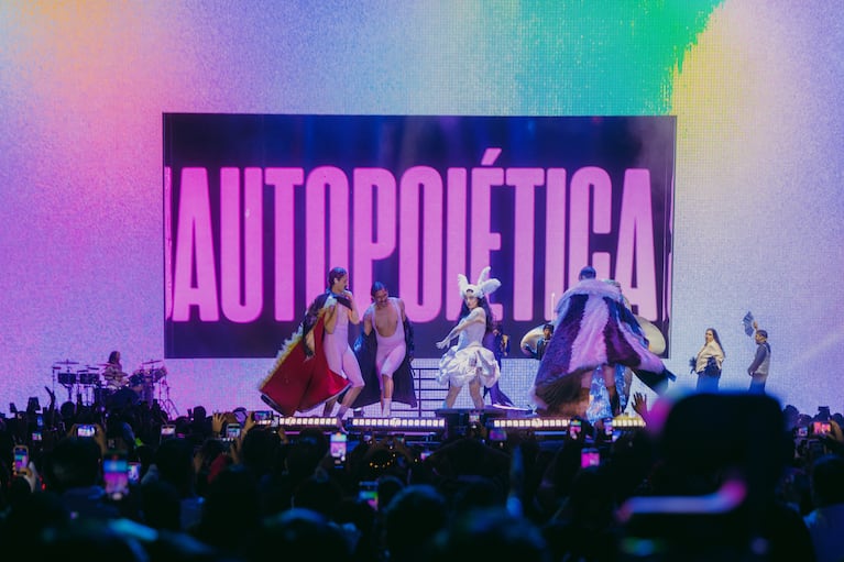Mon Laferte inicia su gira mundial “Autopoiética” agotando en México antes de su paso por Argentina
