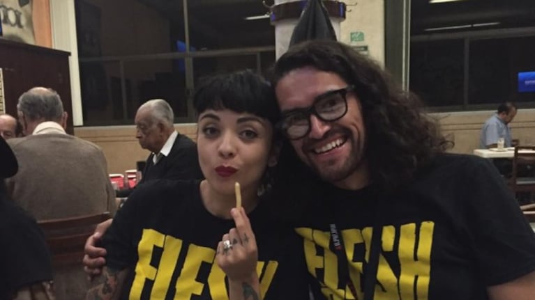 Mon Laferte y su curiosa relación con Gamaliel de Santiago