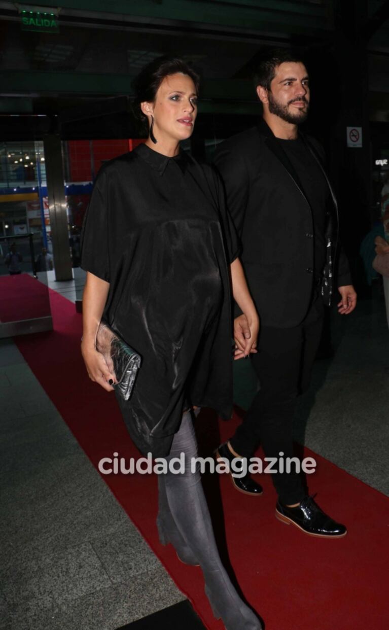Mónica Antonópulos lució su súper panza junto a Marco Antonio Caponi: look total black y mucho amor