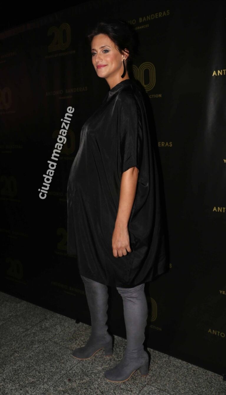 Mónica Antonópulos lució su súper panza junto a Marco Antonio Caponi: look total black y mucho amor