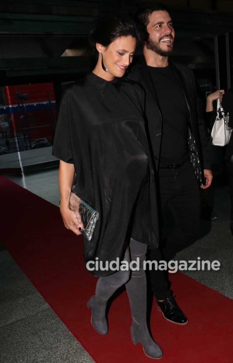 Mónica Antonópulos lució su súper panza junto a Marco Antonio Caponi: look total black y mucho amor