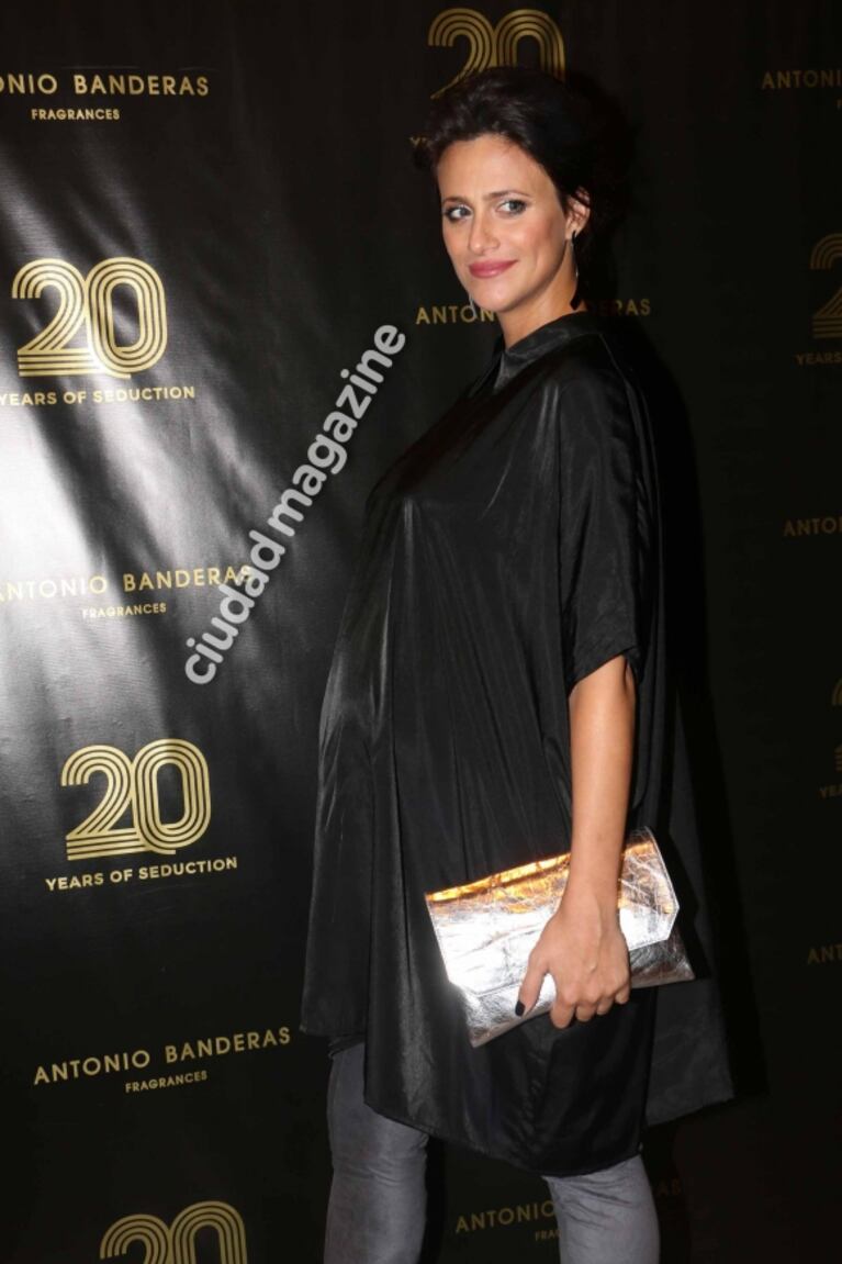 Mónica Antonópulos lució su súper panza junto a Marco Antonio Caponi: look total black y mucho amor