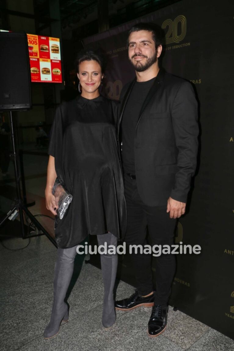 Mónica Antonópulos lució su súper panza junto a Marco Antonio Caponi: look total black y mucho amor