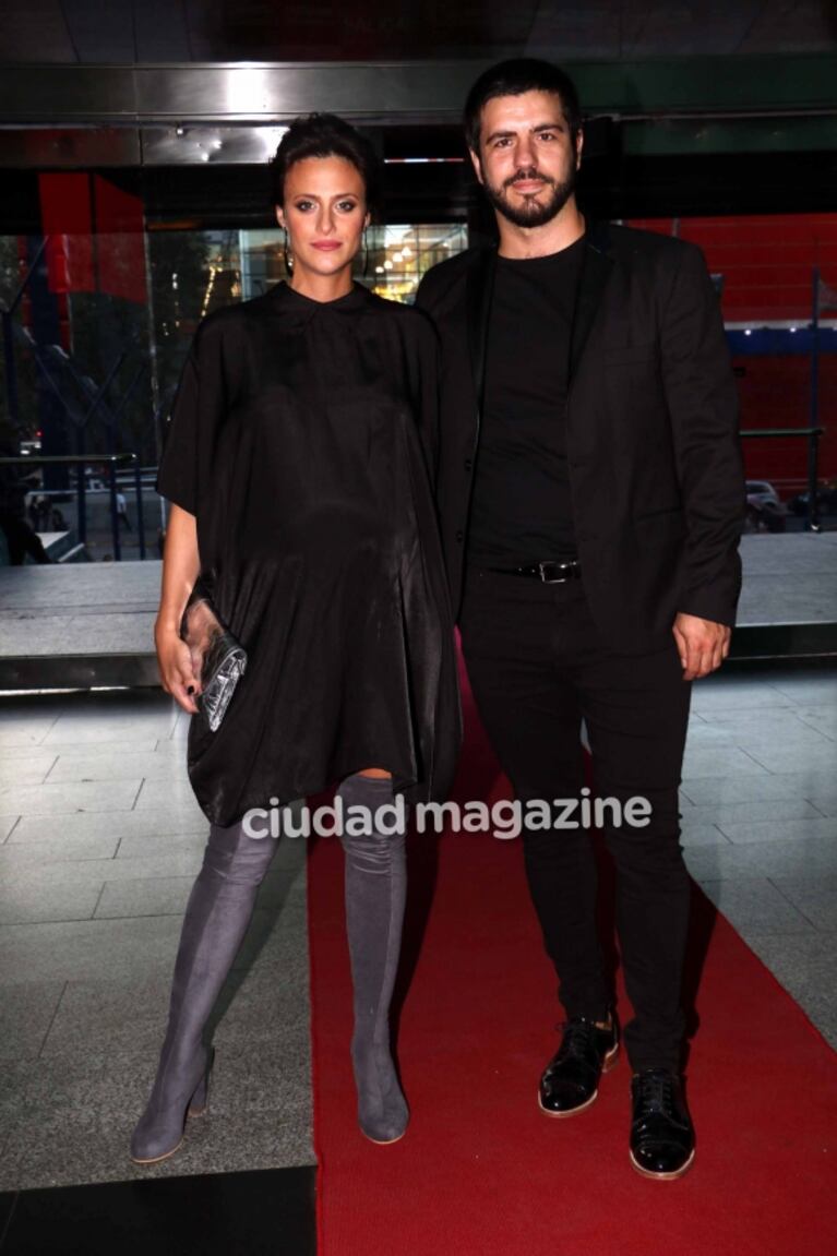 Mónica Antonópulos lució su súper panza junto a Marco Antonio Caponi: look total black y mucho amor