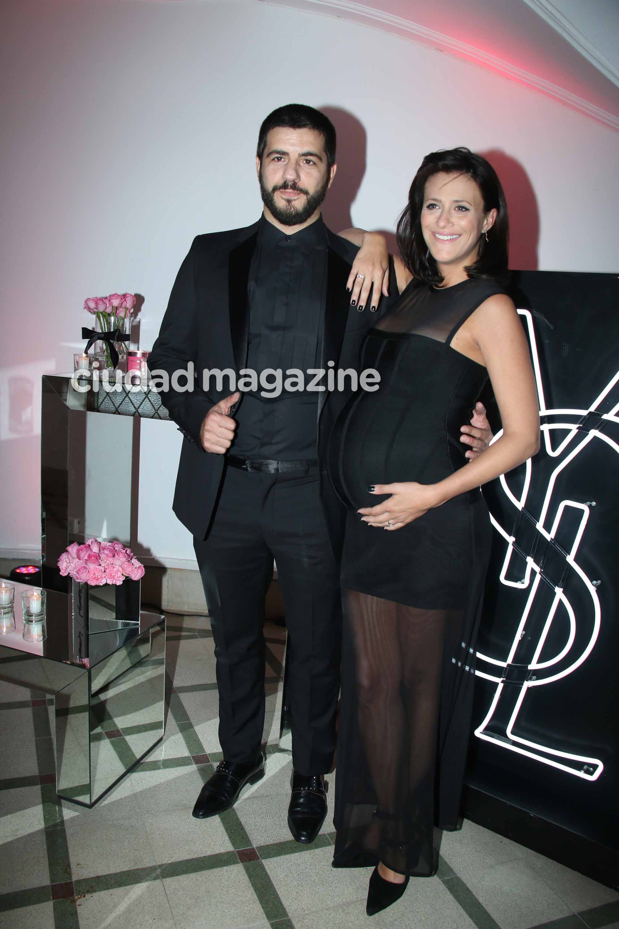 Mónica Antonópulos, súper embarazada, junto a Marco Antonio Caponi (Fotos: Movilpress).