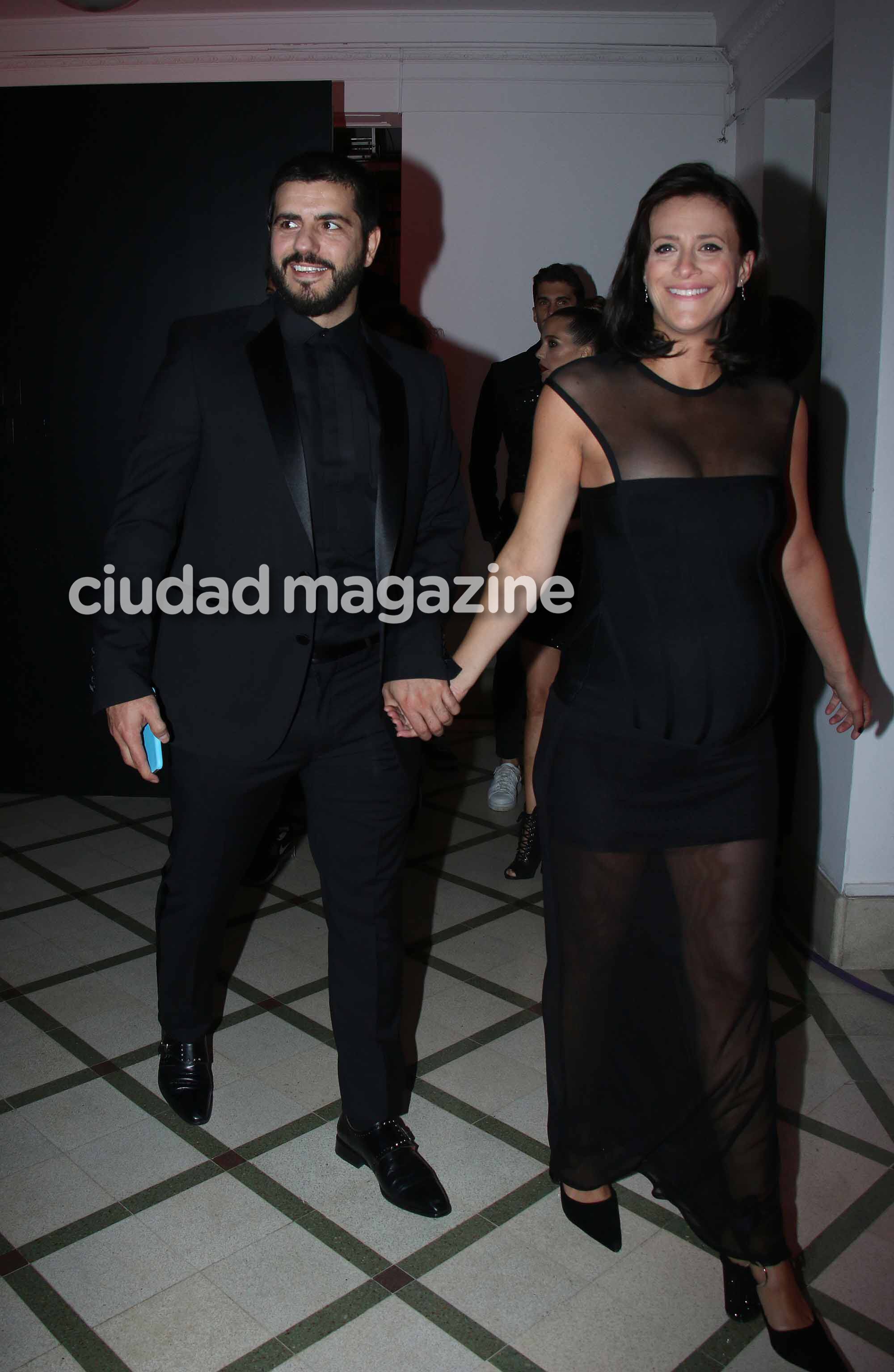 Mónica Antonópulos, súper embarazada, junto a Marco Antonio Caponi (Fotos: Movilpress).