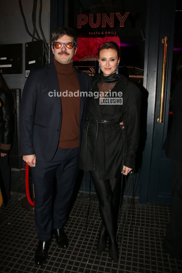 Mónica Antonópulos y Marco Antonio Caponi en el estreno de la serie de Moria Casán (Foto: Movilpress).